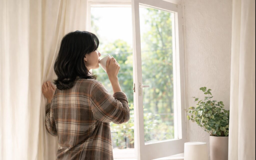 女性　コーヒーを飲む
リラックス　朝
窓際　窓を開く