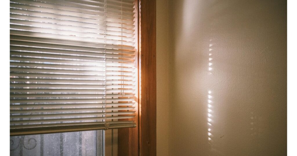 窓際　明るい光　ブラインドから漏れる光
