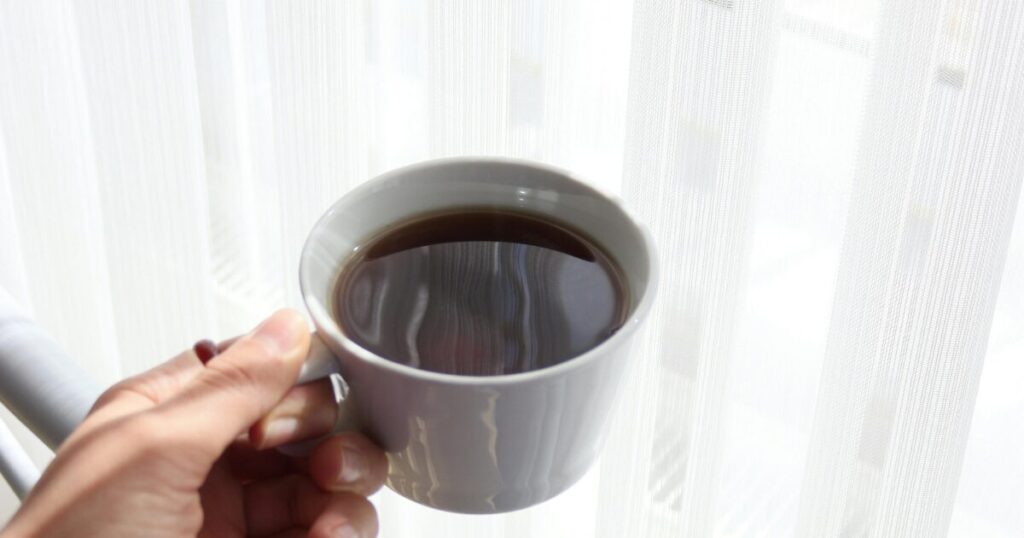 窓際でコーヒーを飲む
明るいカーテン
