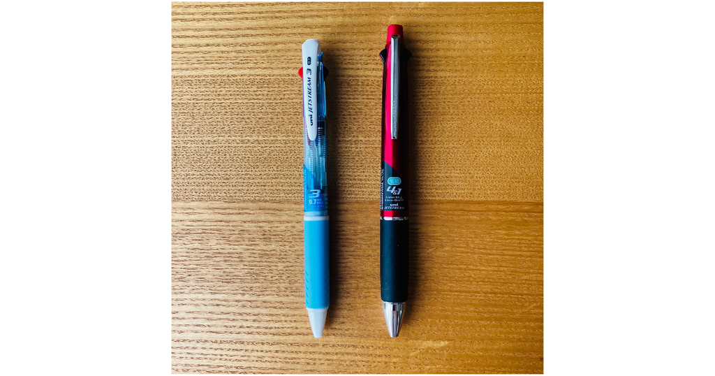 ペン 赤いペンと青いペン 3色ボールペン
