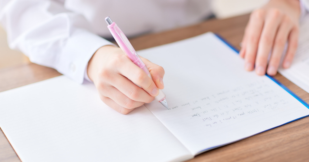 ノートに書く ピンクのペンでかく